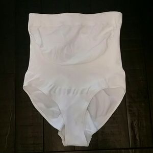 NWOT Belevation Maternity Support Underwear Medium